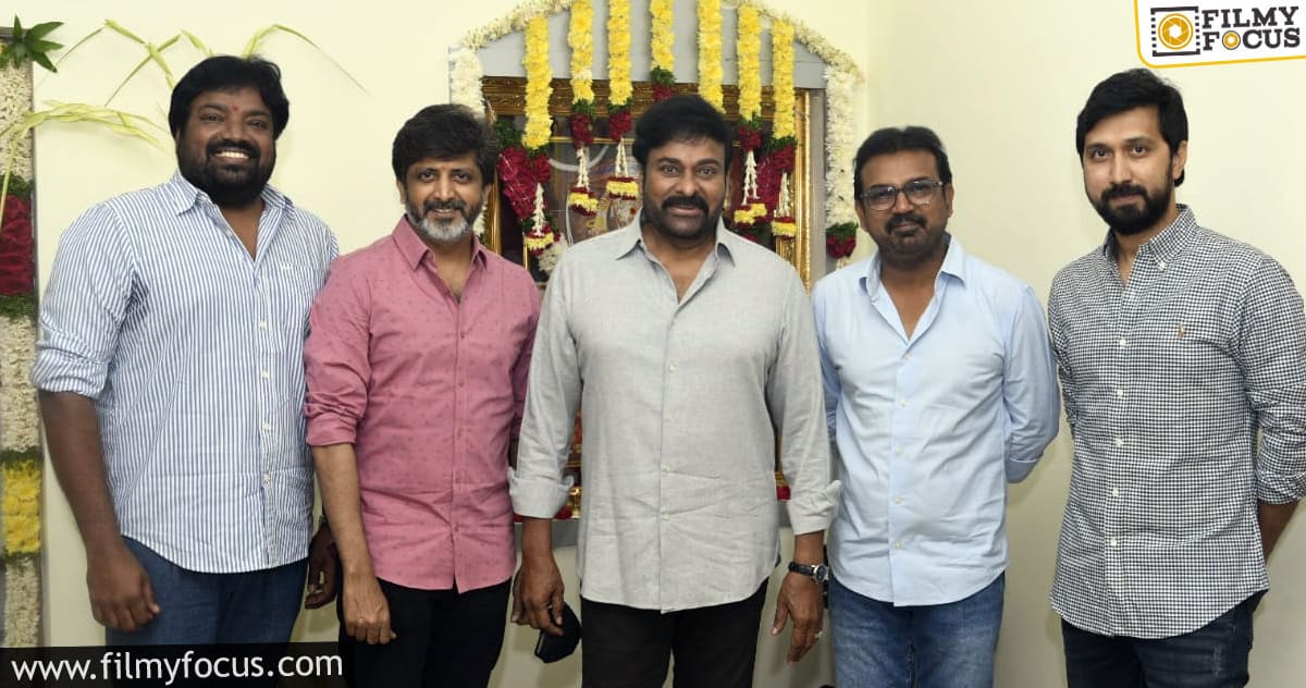 Chiranjeevi posed with his 4 captains