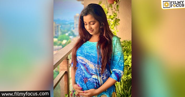 Singer Shreya Goshal announces her pregnancy on social media