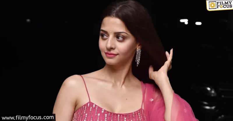 Heroine Vedhika tests positive for Covid-19