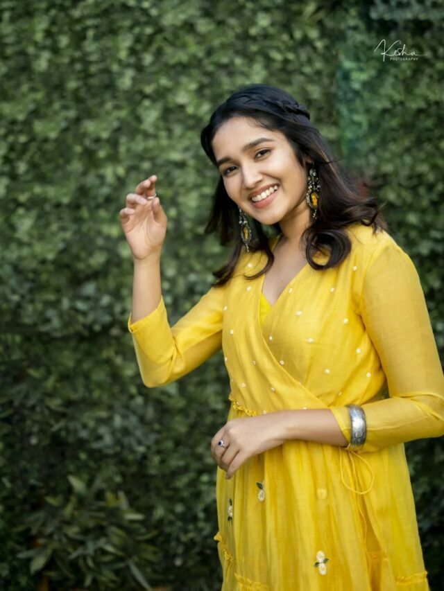 Actress Anikha surendran Latest SUPER CUTE Pics