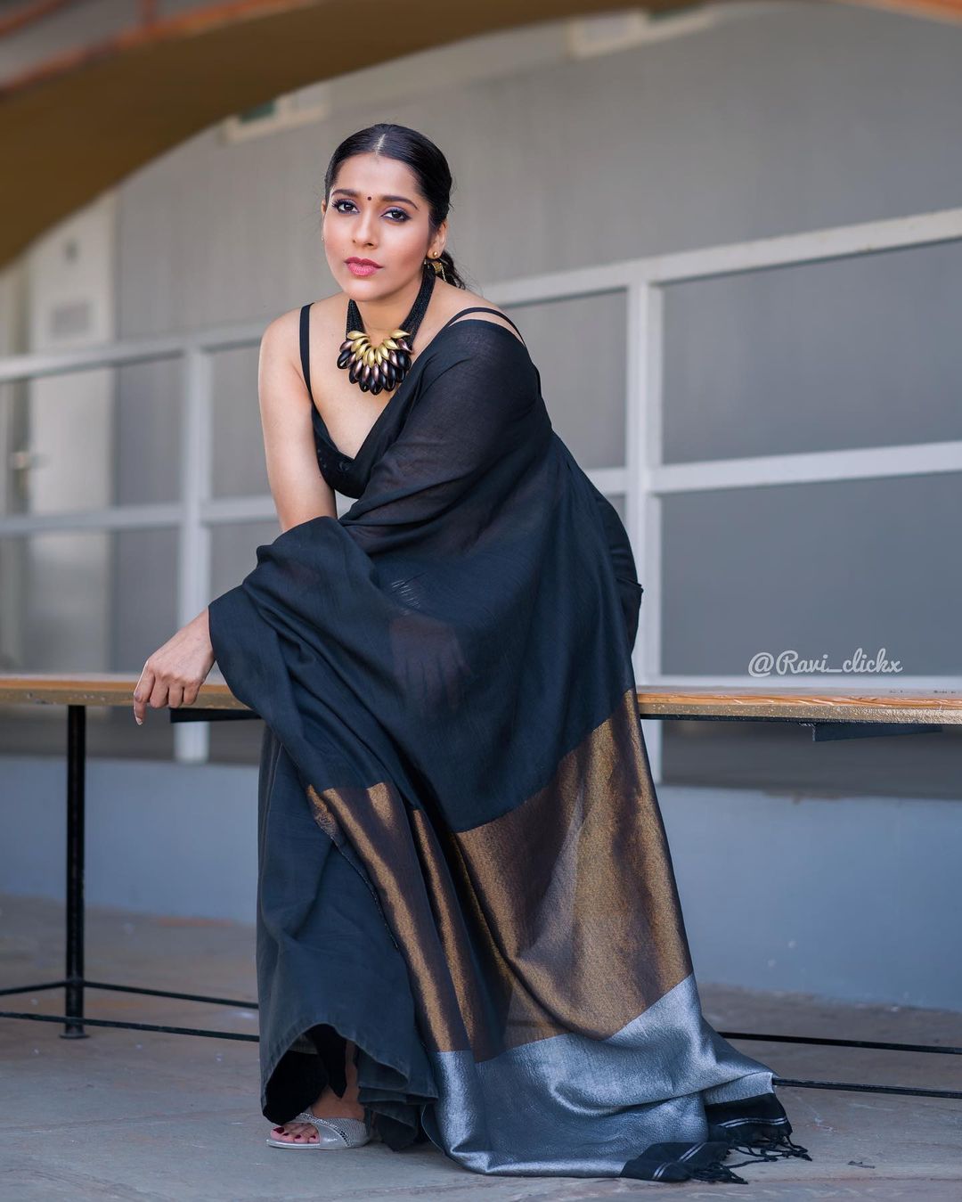 Rashmi Gautam Looks BEAUTIFUL In Black Saree
