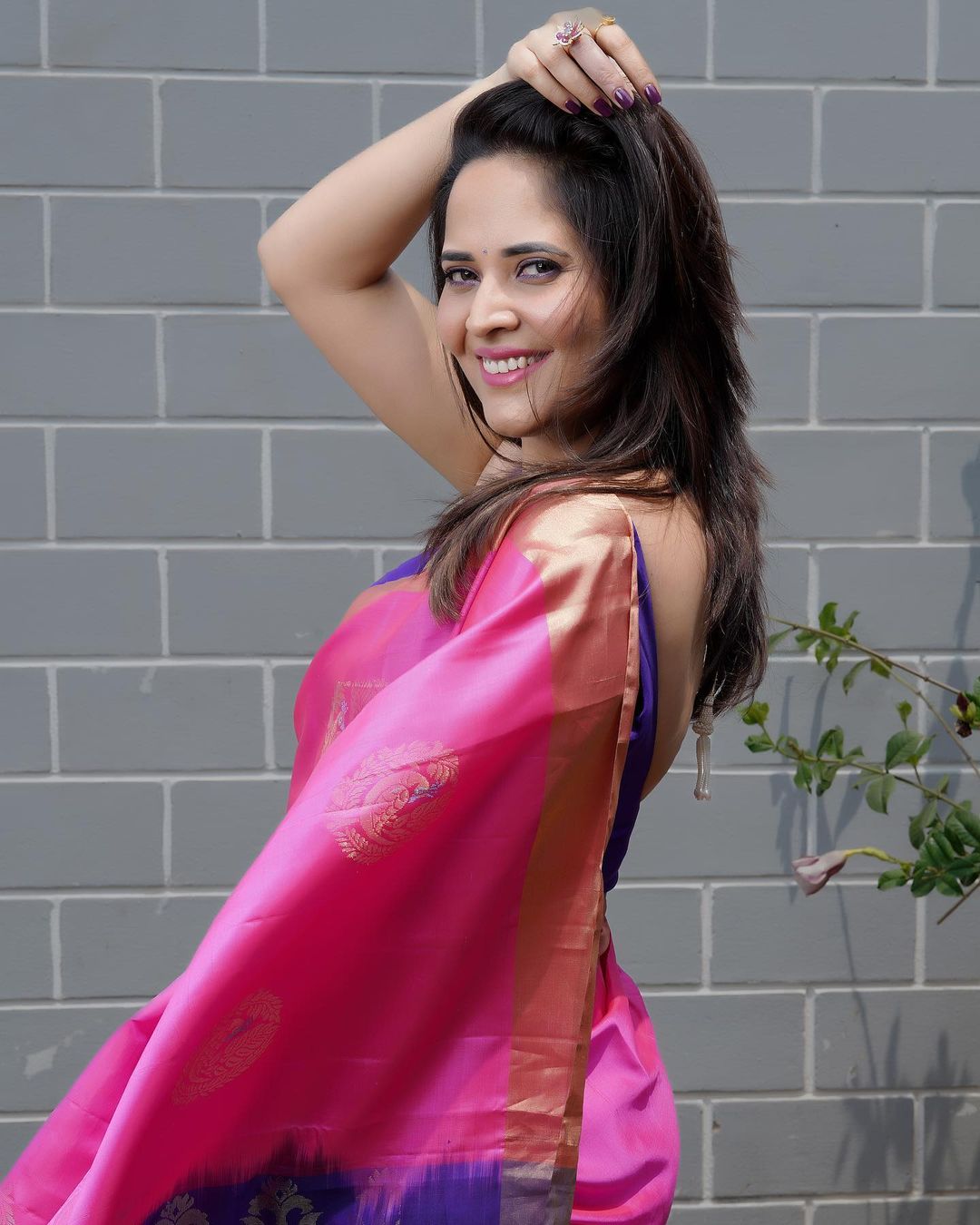 Anasuya Xnxx - Anasuya Bharadwaj Looks GORGEOUS In Saree...