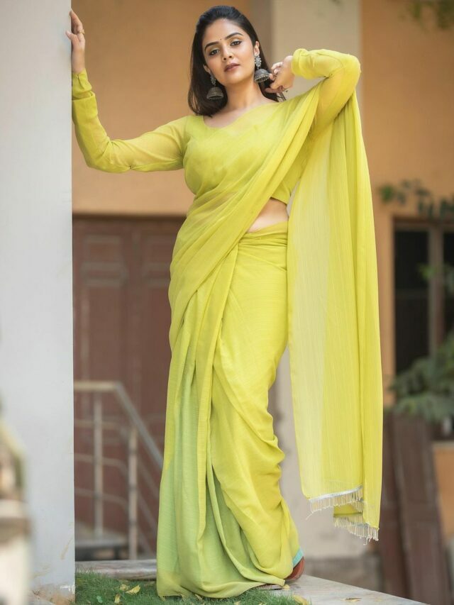 Anchor Sreemukhi Looks BEAUTIFUL In Green Saree...