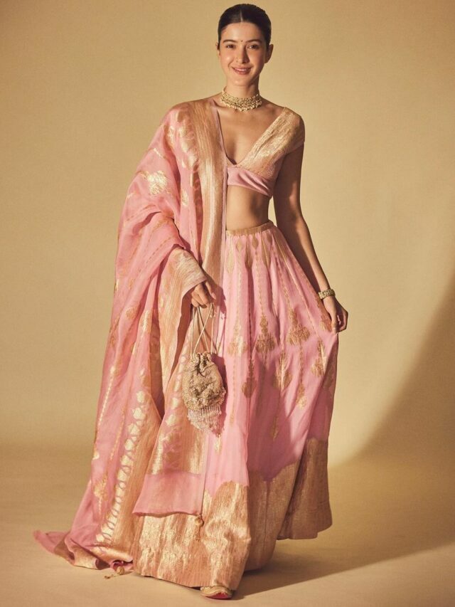 Shanaya Kapoor glows 
in Pink