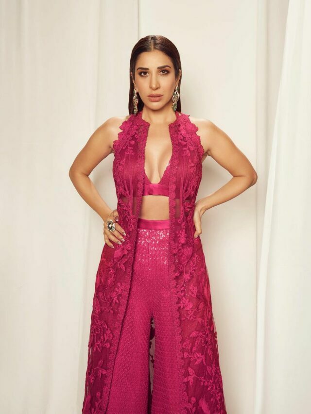 Sophie Choudry bold looks
 in Pink