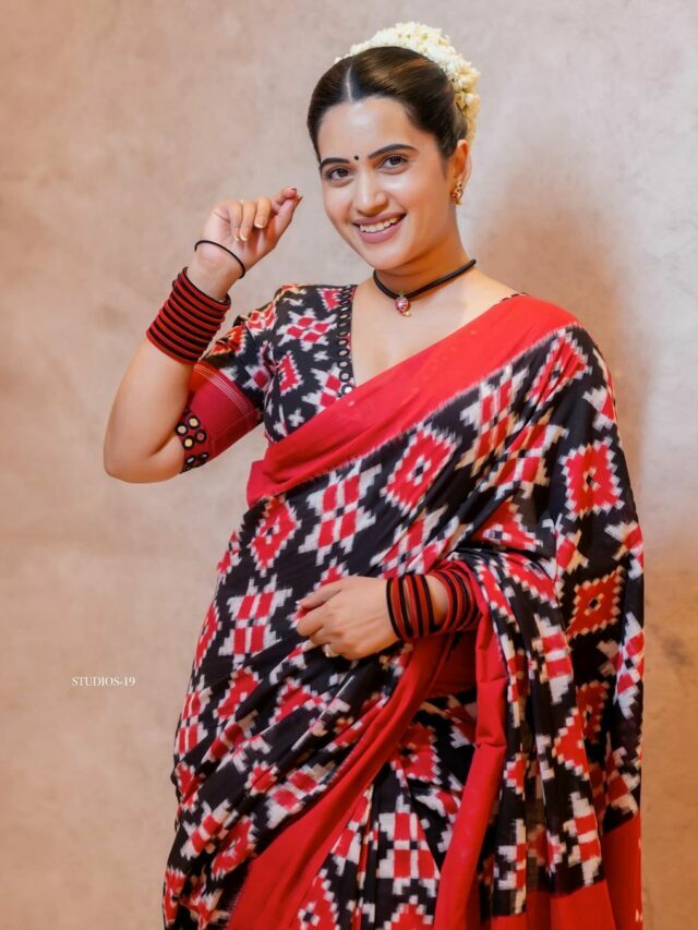 Sravanthi Deadly Combination with her Saree