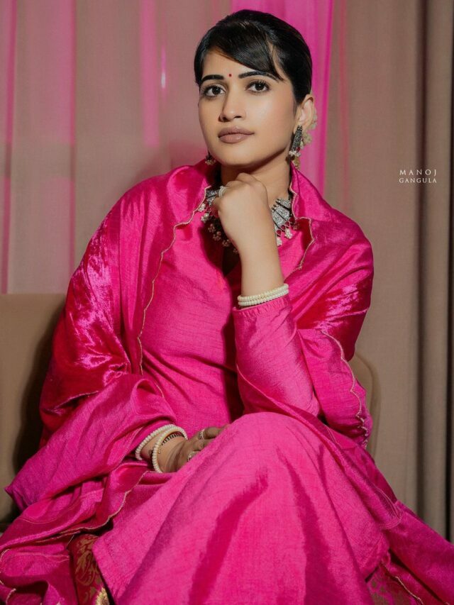 Sravanthi Chokarapu Classy looks in Pink Churidhar
